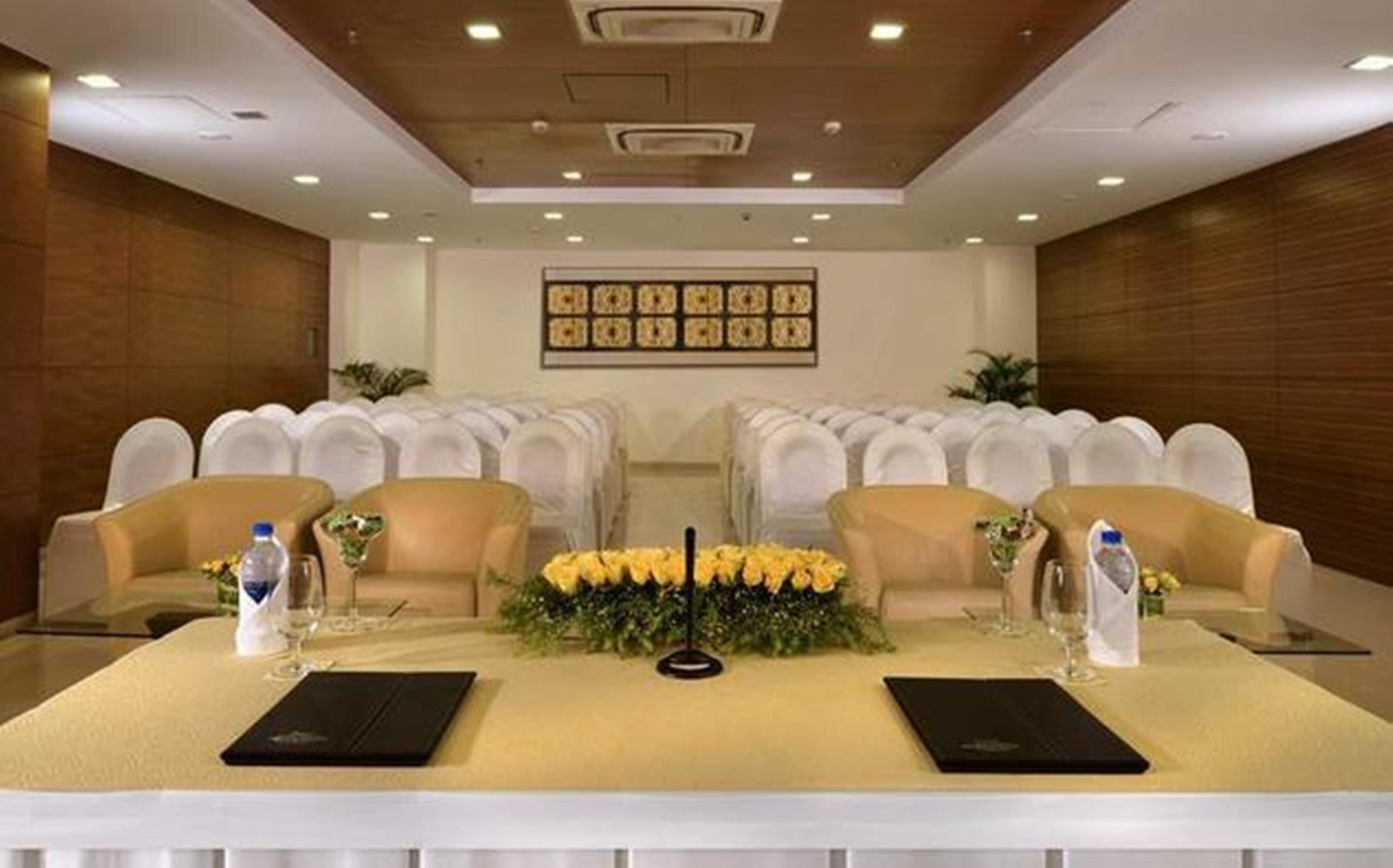 Majestic Court Sarovar Portico Наві-Мумбаї Екстер'єр фото