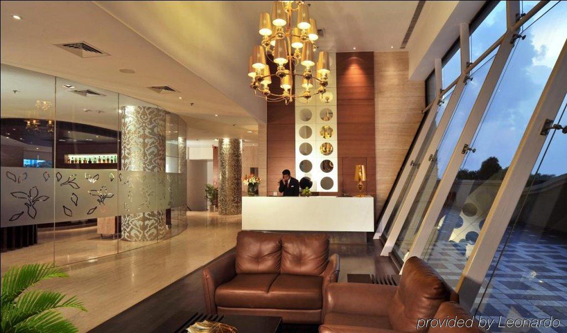 Majestic Court Sarovar Portico Наві-Мумбаї Екстер'єр фото
