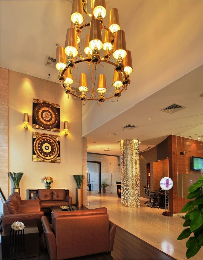 Majestic Court Sarovar Portico Наві-Мумбаї Екстер'єр фото