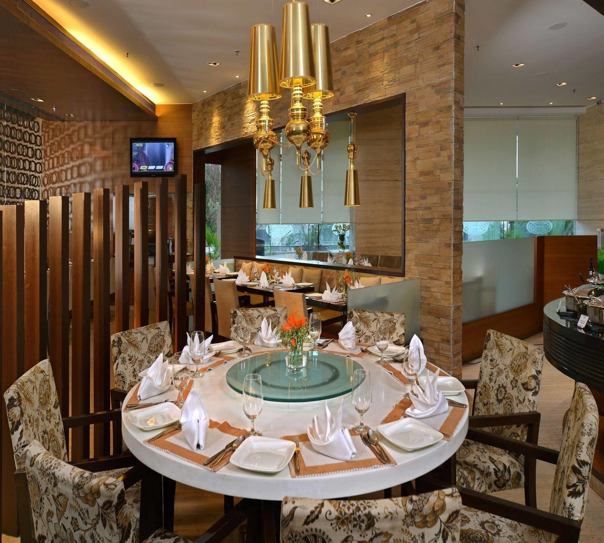 Majestic Court Sarovar Portico Наві-Мумбаї Екстер'єр фото