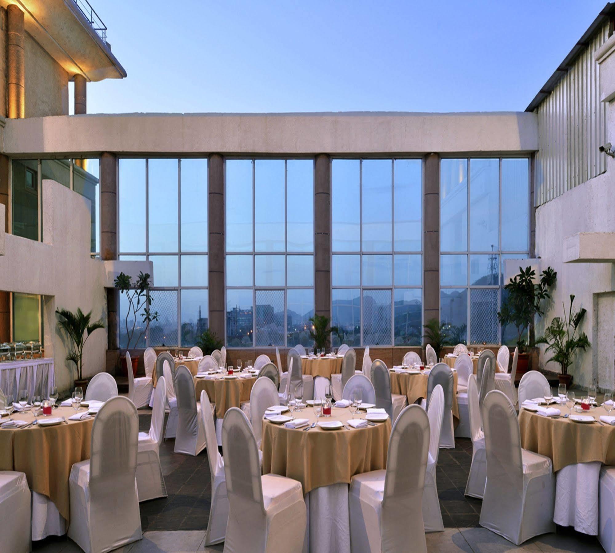 Majestic Court Sarovar Portico Наві-Мумбаї Екстер'єр фото