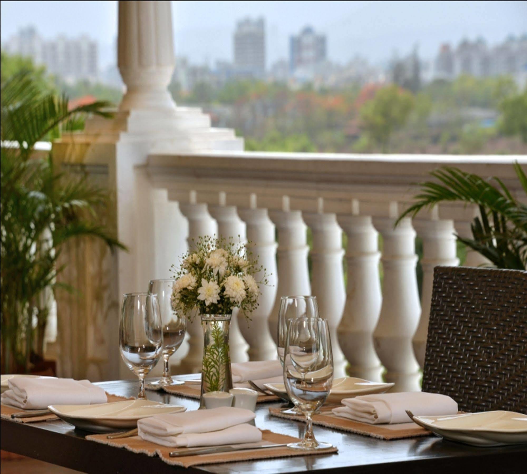 Majestic Court Sarovar Portico Наві-Мумбаї Екстер'єр фото