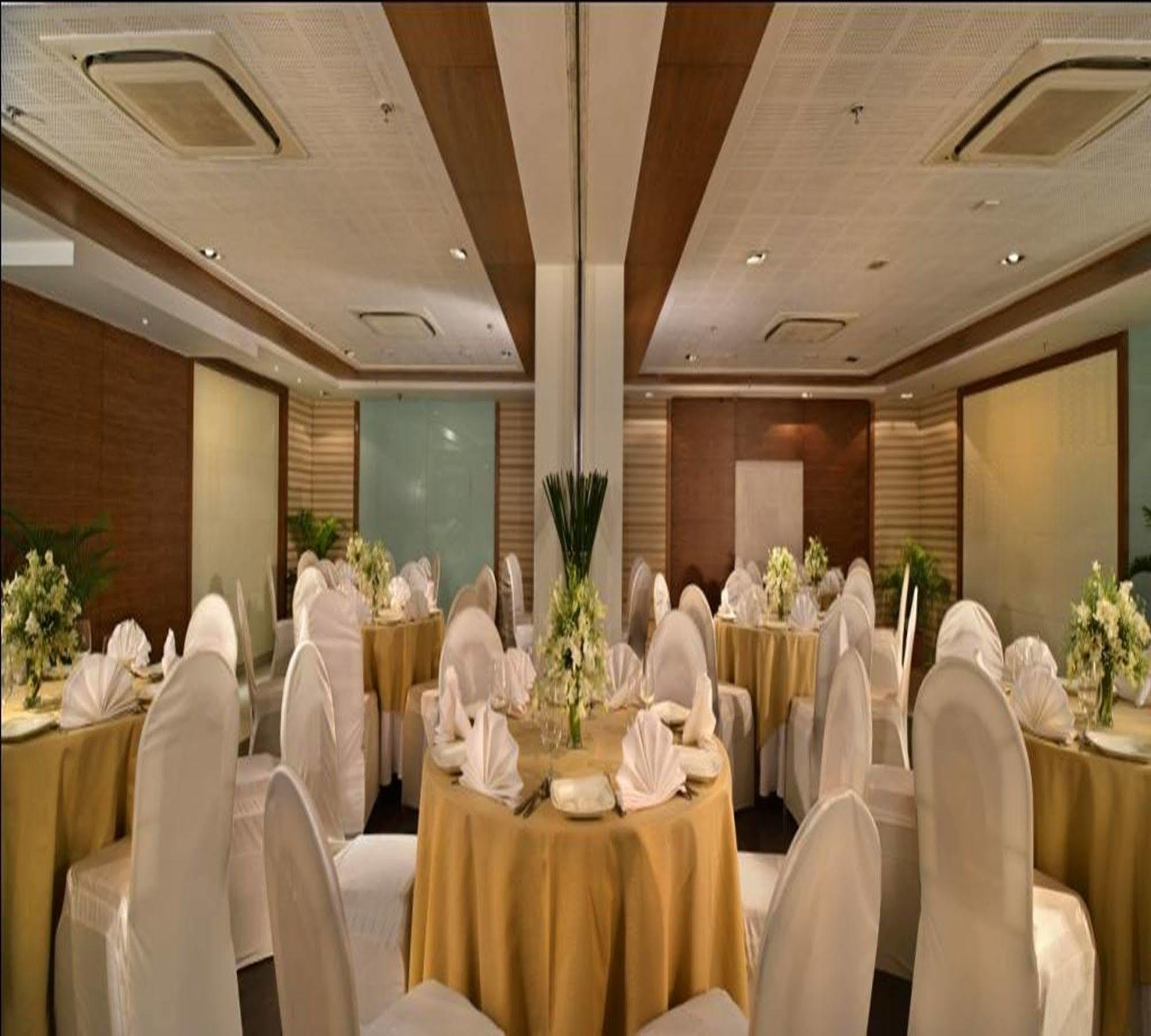 Majestic Court Sarovar Portico Наві-Мумбаї Екстер'єр фото