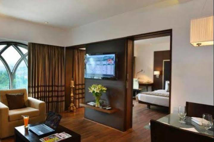 Majestic Court Sarovar Portico Наві-Мумбаї Екстер'єр фото